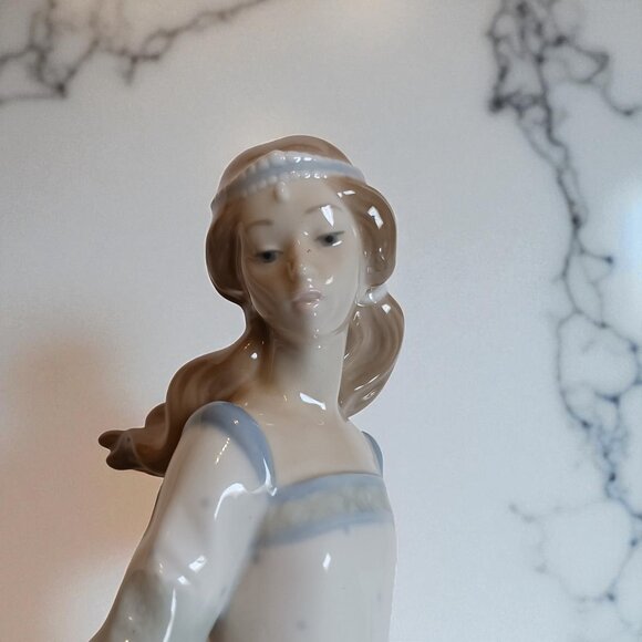 Vintage Lladro Cinderella #4828 Porcelain Figurine – “Lost Slipper” - Picture 10 of 15